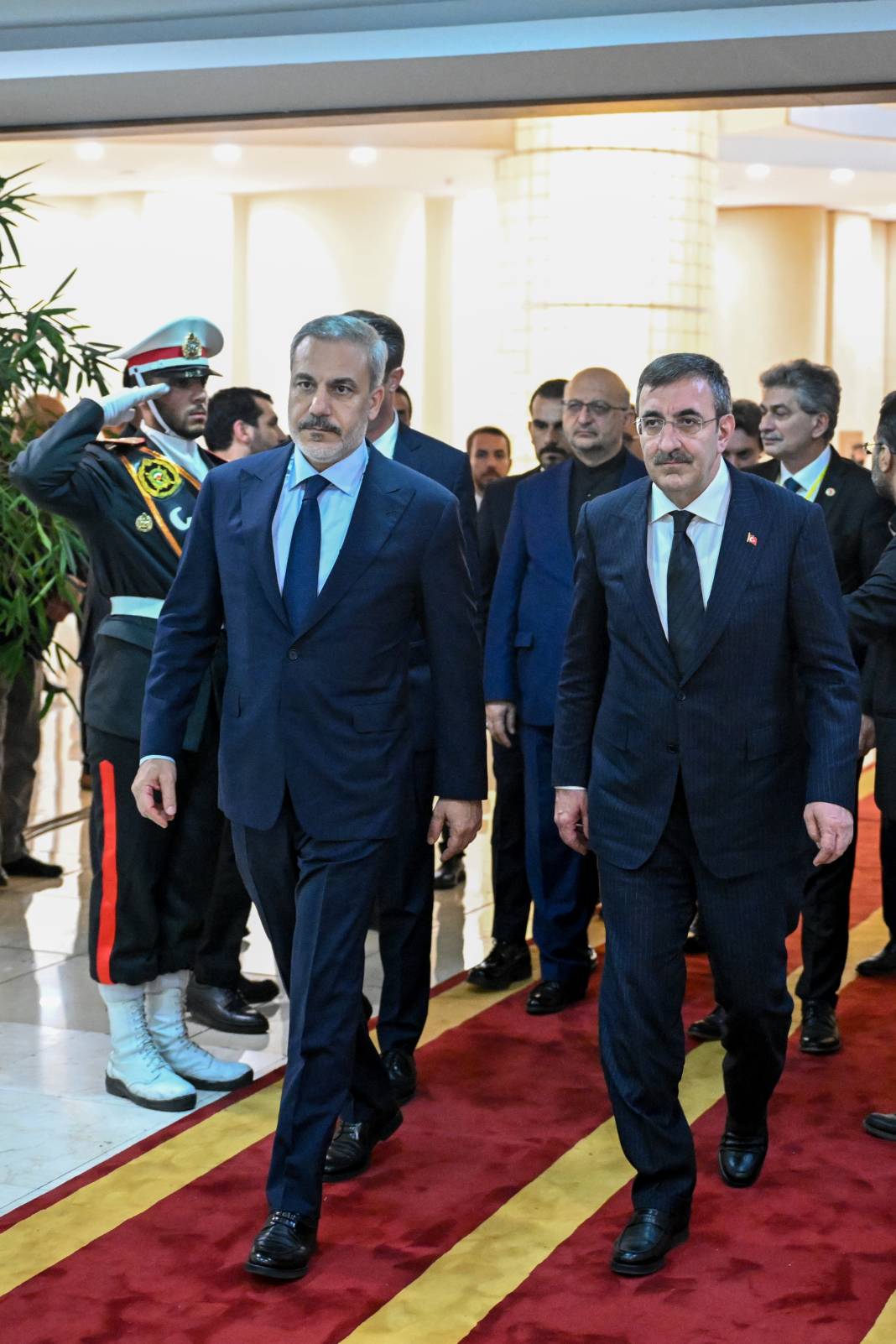 Cumhurbaşkanı Yardımcısı Yılmaz ile Dışişleri Bakanı Fidan Reisi'nin taziyesine katıldı 7